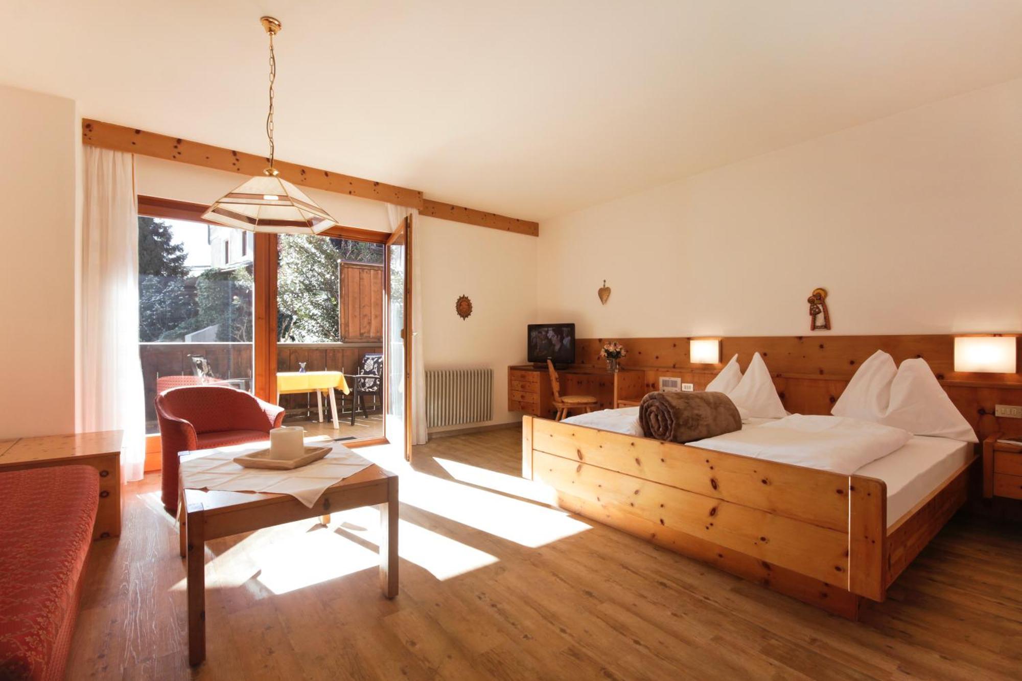 Ferienwohnungen St Hippolyt Mit Hallenbad Lagundo Exterior foto